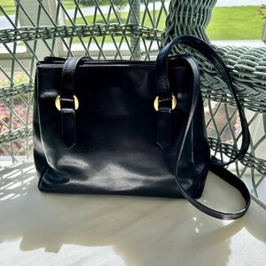 GANSON, BLACK LEATHER,SHOULDER BAG. 3 SEPARATE COMPARTMENTS WITH LOTS OF STORAGE